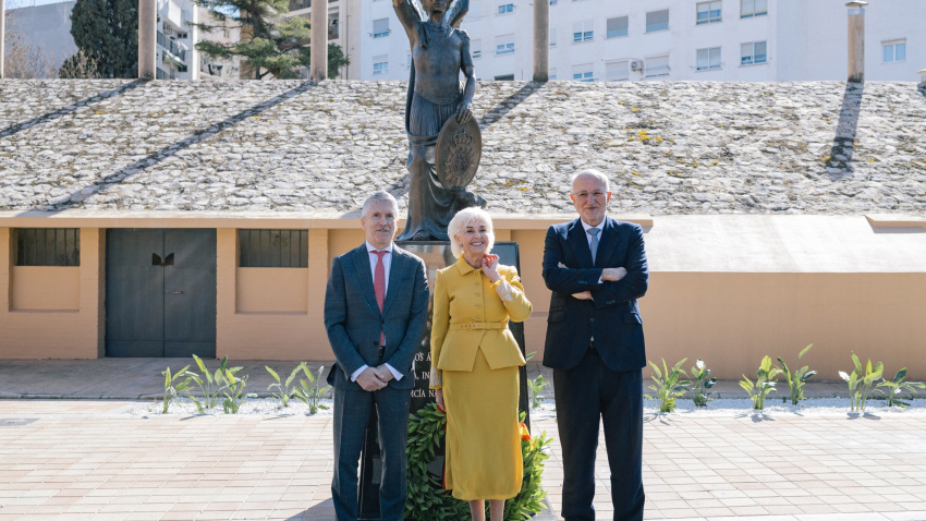 Hortensia Herrero amadrina la entrega de la Bandera a la Policía Nacional de la Comunitat Valenciana