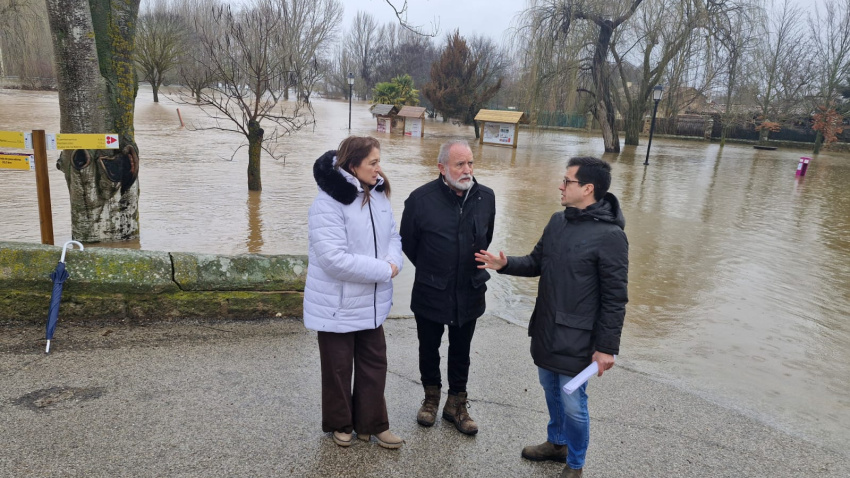 La alcaldesa de Garray, María José Jiménez, ha visitado hoy las zonas afectadas acompañada del diputado popular Tomás Cabezón y el vicepresidente de la Diputación, José Antonio de Miguel.