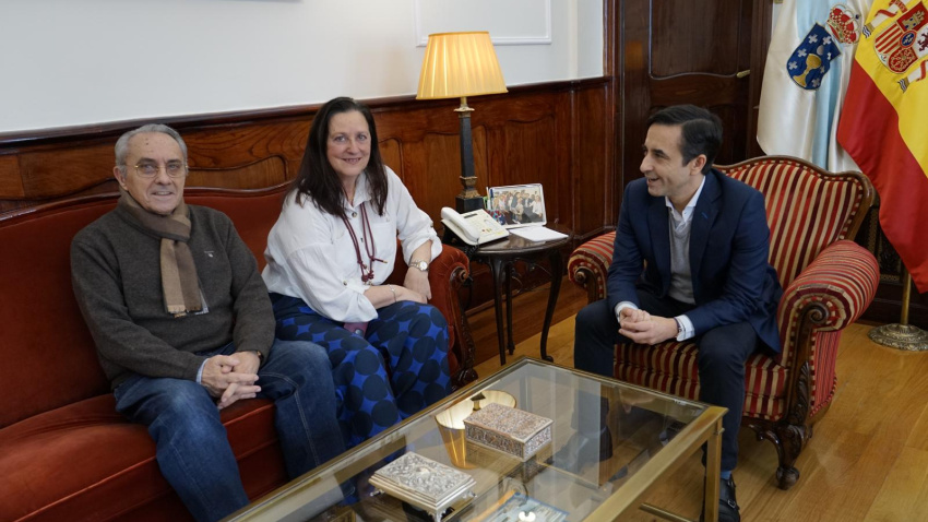 El alcalde de Ferrol con integrantes de la Asociación Asturiana de Ferrolterra–Peña Les Fabes