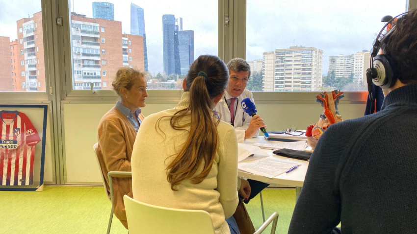 Un momento de la entrevista en el Hospital Ramón y Cajal de Madrid