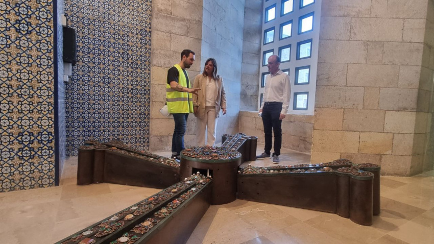 La vicepresidenta del Principado, Gimena Llamedo, junto a la réplica de la Cruz de la Victoria de la Universidad Laboral