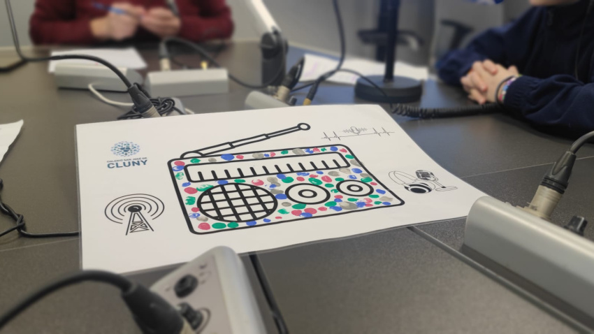 Lámina con las marcas dactilares de los alumnos de radio del Cluny