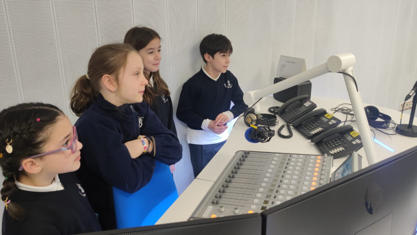 Momento de la visita de los alumnos del Cluny a COPE Santiago
