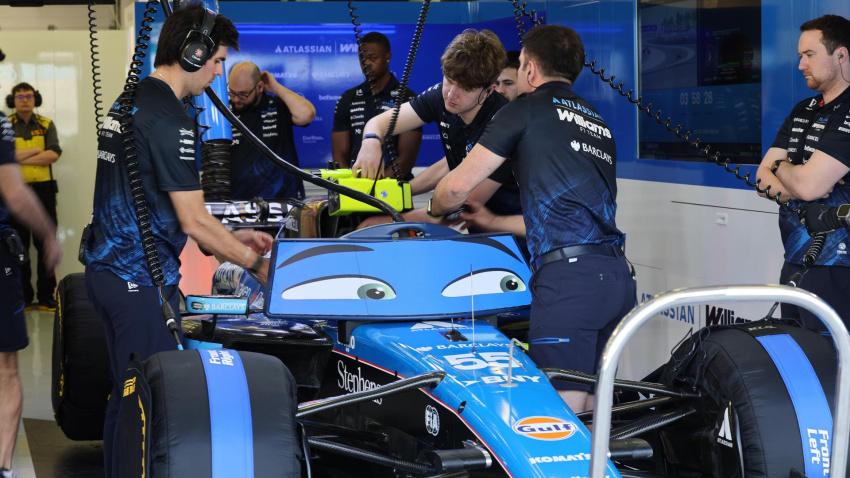 Carlos Sainz en el box de Williams durante los test de pretemporada de Fórmula 1
