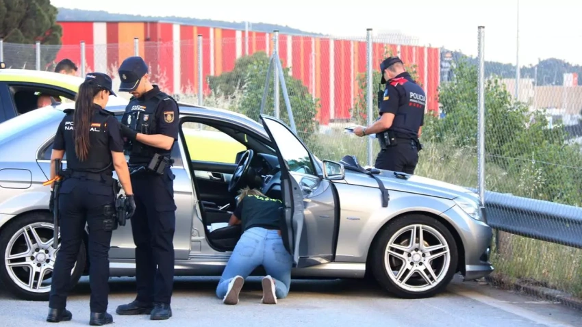 Mossos revisando un coche