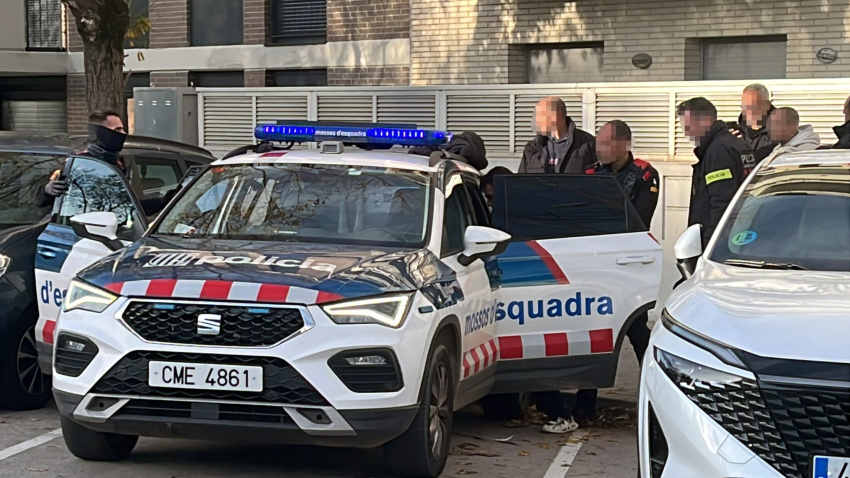 Mossos d'Esquadra haciendo una detención