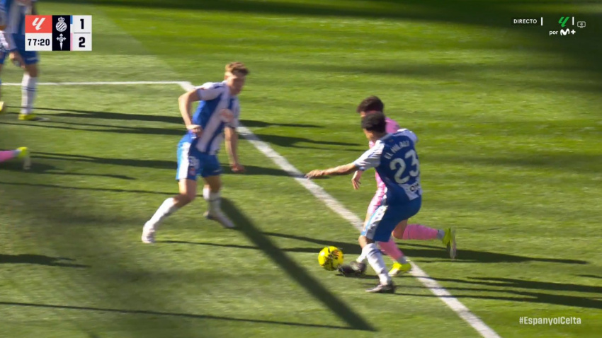 El Hilali toca la pelota intentando evitar el disparo de Pablo Durán.