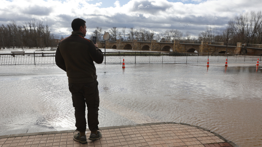 Inundaciones provocadas por el desbordamiento del río Duero, a 14 de febrero de 2026, en San Esteban de Gormaz, Soria, Castilla León (España). El Cecopi (Centro de Coordinación Operativa Integrado) de Soria decreta el desalojo de vecinos de la localidad por el desbordamiento del río Duero. La Junta ha habilitado la residencia del IES La Rambla para alojar a los vecinos que lo necesiten y advierte de que la situación puede variar según evolucione el río.Concha Ortega Oroz / Europa Press14 FEBRERO 2026;INUNDACIONES;TEMPORAL INVERNAL;TORMENTA INVERNAL14/2/2026