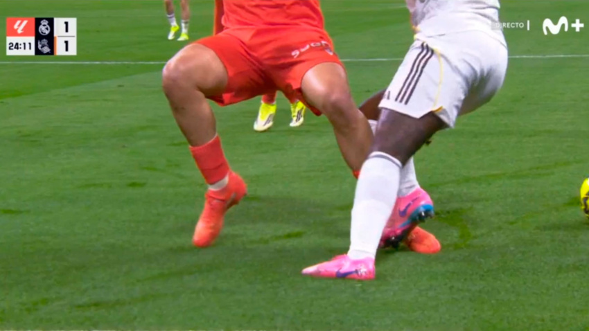 Imagen del penalti de Aramburu sobre Vinicius en el Real Madrid-Real Sociedad