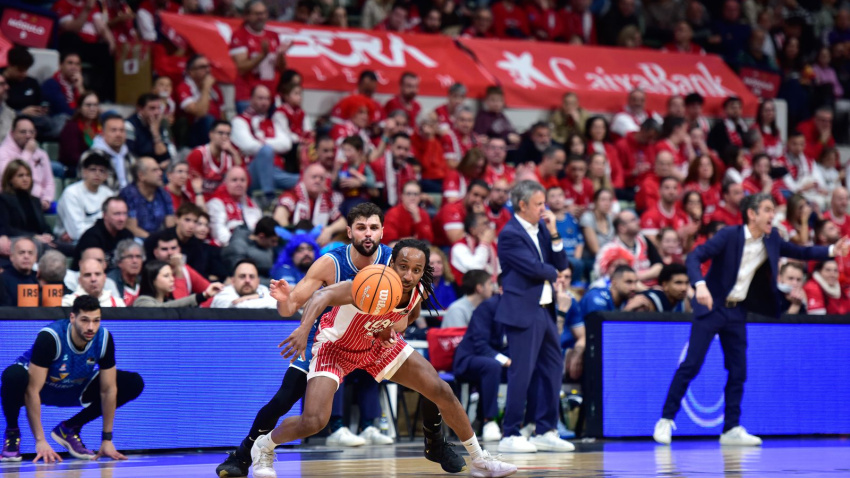 Forrest destascó al equipo con cuatro triples consecutivos