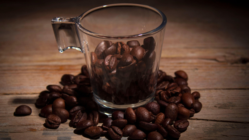 Un taza de café con varios granos de este producto