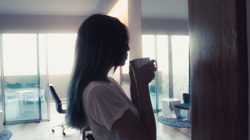 Un mujer toma en su casa una taza de café