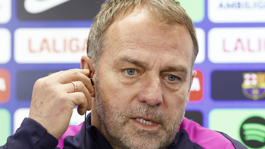 Hansi Flick reconoció que habló con los árbitros tras el partido en el Metropolitano.