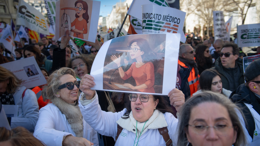 Varias personas durante la manifestación contra el Estatuto Marco del Ministerio de Sanidad