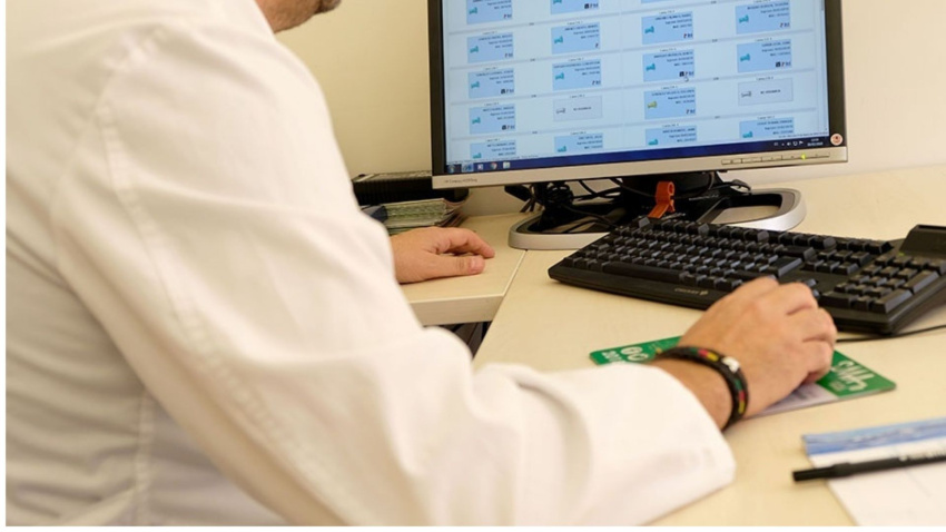 Médico de atención primaria en consulta.