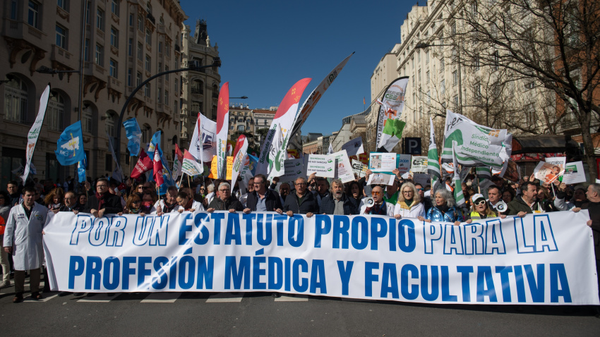 Manifestantes portan pancarta con lema 'Por un estatuto propio para la profesión médica y facultativa'