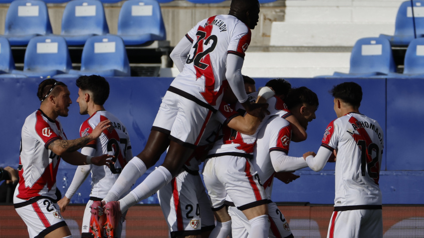 Los jugadores del Rayo celebran el gol de Fran Pérez ante el Atlético
