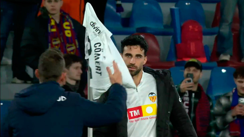 Cömert celebra la victoria del Valencia con un banderín en el que lucía su camiseta