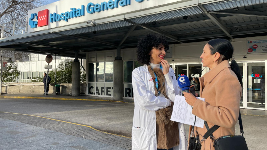 Raquel Carrillo, especialista en Medicina Interna, junto a Pilar Cisneros