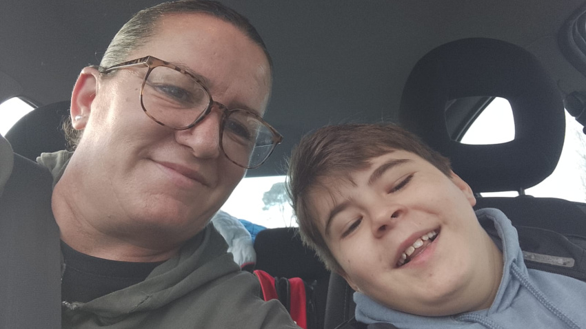 Cecilia con su nieto entre clases y mudanza