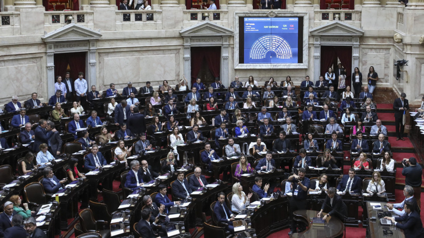 Fotografía cedida por el Congreso de la Nación que muestra a diputados durante una sesión en Buenos Aires (Argentina)