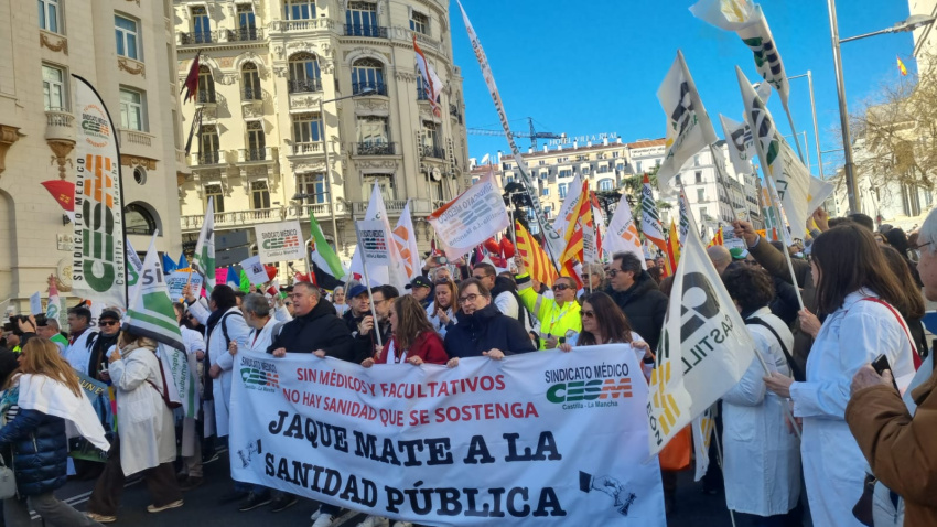Cientos de médicos y facultativos aragoneses se manifestaron ayer por las calles de Madrid.