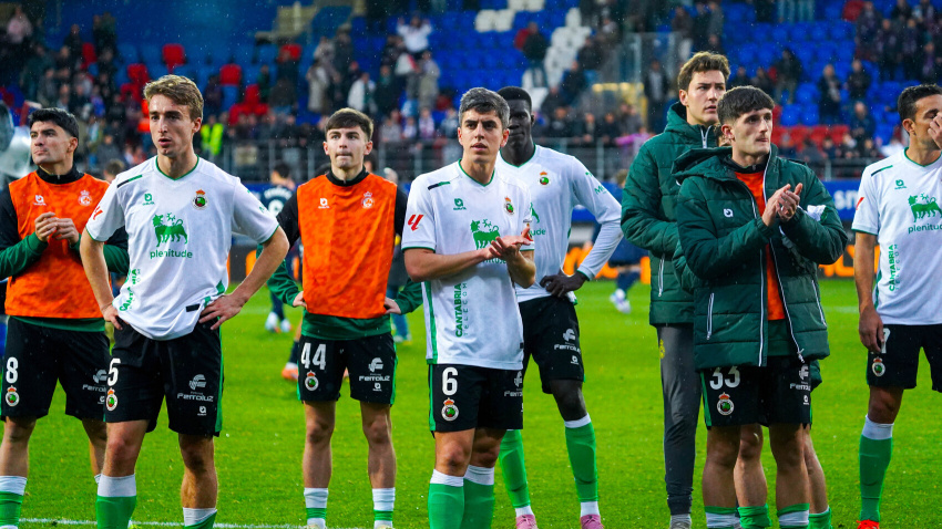 El Racing aplaude a los aficionados racinguistas desplazados a Ipurua tras la derrota contra el Eibar