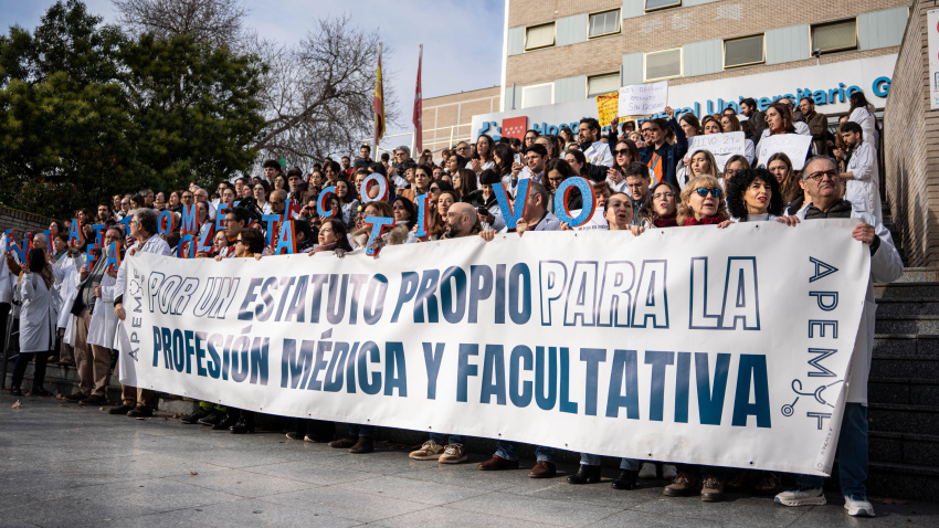 Decenas de médicos y personal sanitario durante una concentración, frente al Hospital Gregorio Marañón, en la primera jornada de huelga general del sector médico a 16 de febrero de 2026, en Madrid (España). Los profesionales médicos y facultativos de toda España están llamados a la huelga esta semana para mostrar su rechazo al Estatuto Marco impulsado por el Ministerio de Sanidad, que cuenta con el visto bueno de varios sindicatos para su aprobación, y exigir un texto propio para el colectivo, que reconozca sus particularidades y responsabilidad laboral.Gabriel Luengas / Europa Press16/2/2026