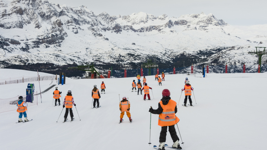 Escolares practicando esquí en Panticosa (1)