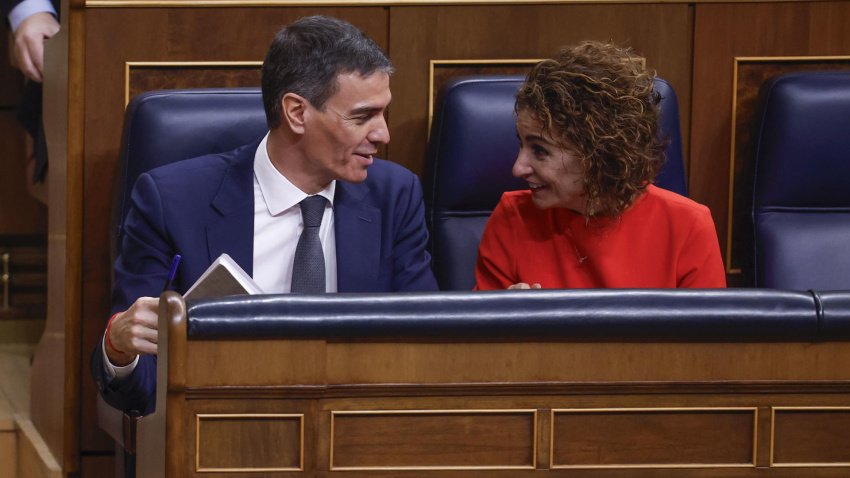 El presidente del Gobierno, Pedro Sánchez, acompañado de la vicepresidenta primera y ministra de Hacienda, María Jesús Montero