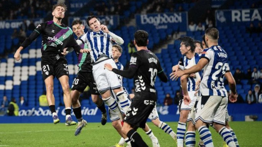 Niño salta de cabeza en una acción aislada de ataque.