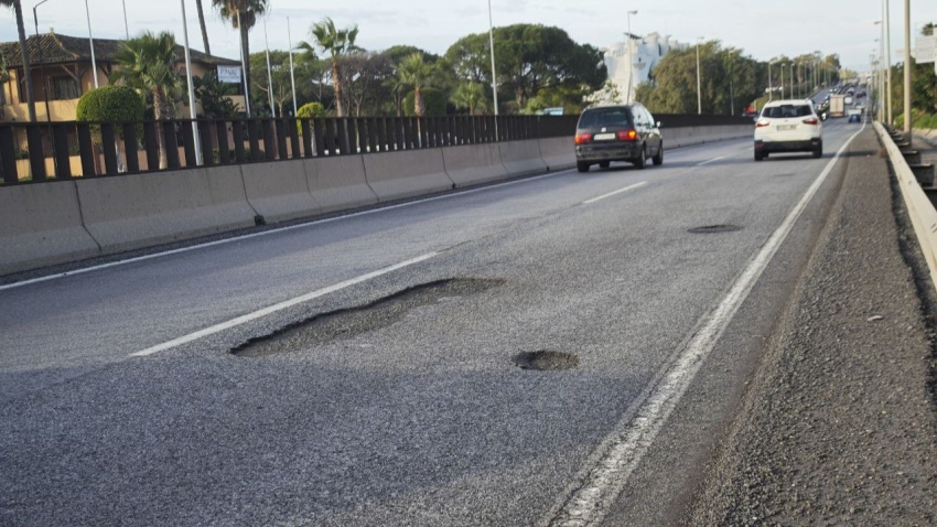 Estepona pide al Gobierno que actúe de urgencia ante el peligro de los numerosos baches y socavones en A-7