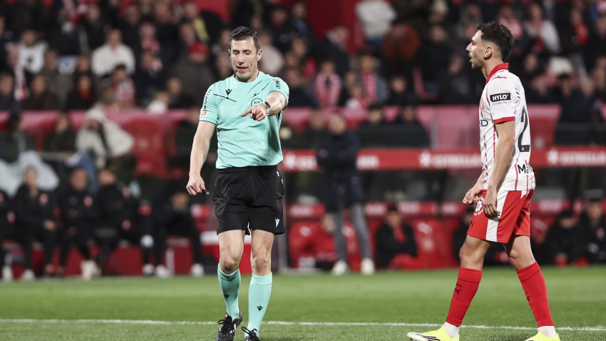 Cesar Soto Grado, árbitro del partido gesticula durante la liga española, LaLiga EA Sports, partido de fútbol disputado entre el Girona FC y el FC Barcelona en el estadio de Montilivi