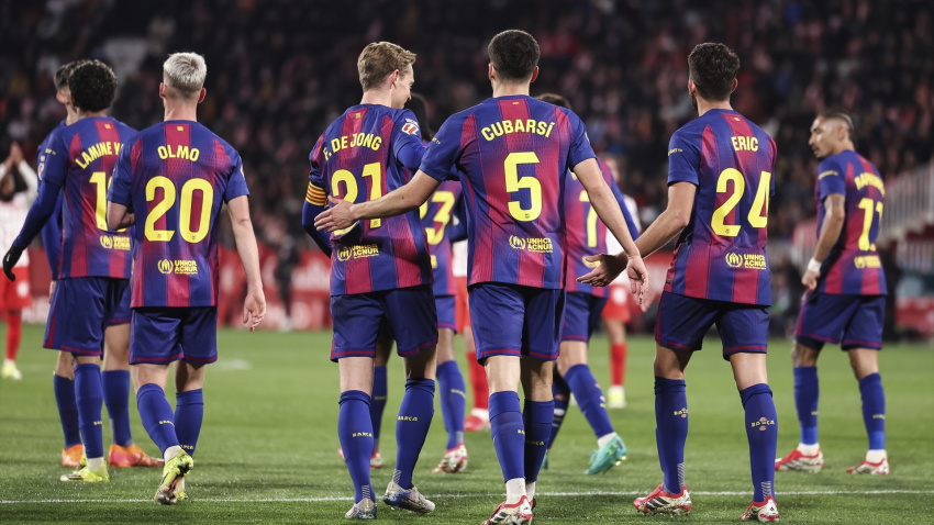 Pau Cubarsi del FC Barcelona celebra un gol con sus compañeros durante el partido de fútbol de la liga española, LaLiga EA Sports, disputado entre el Girona FC y el FC Barcelona en el estadio de Montilivi
