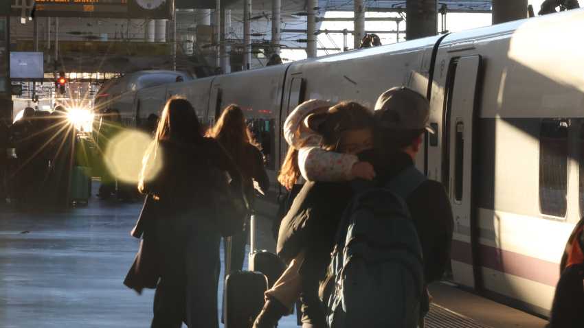 Varios pasajeros acceden al tren AVE en la estación de Atocha en Madrid a primera hora de la mañana