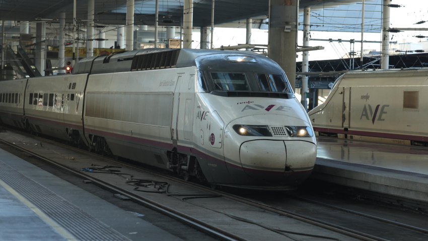 Dos trenes AVE en la estación de Atocha en Madrid