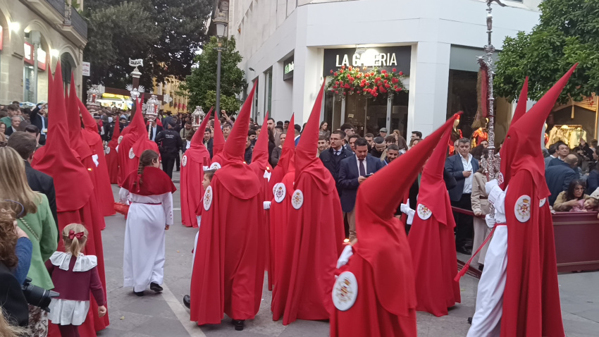 Nazarenos en el Lunes Santo inestable de 2025
