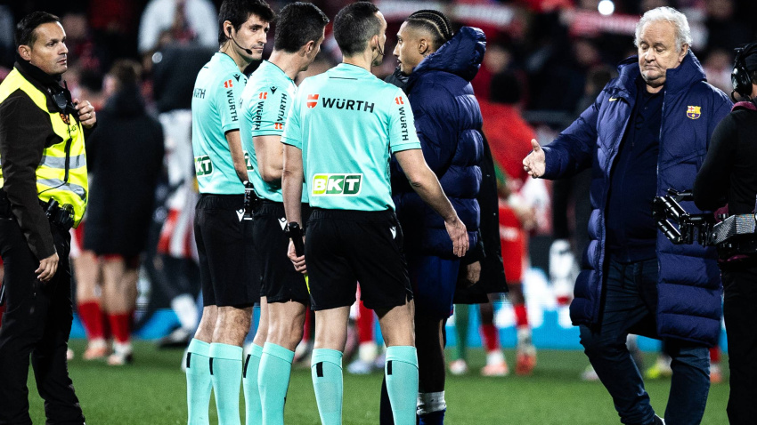 Raphinha habla con el colegiado Soto Grado tras el Girona-Barça