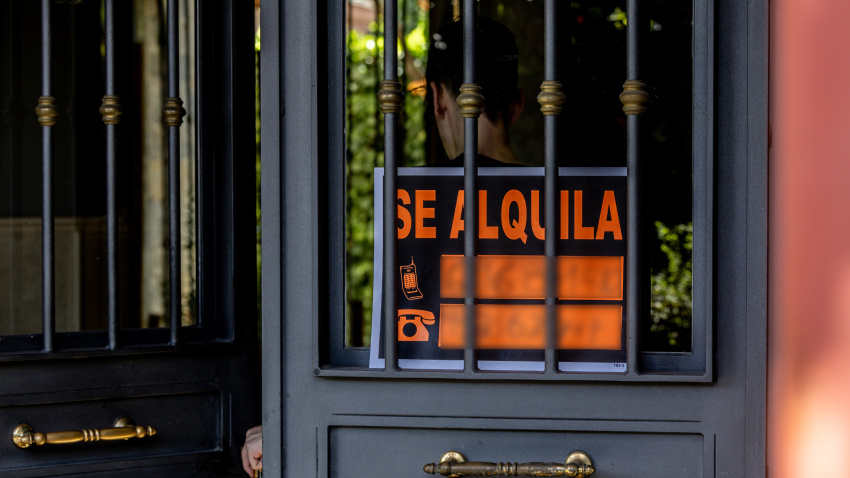 Un cartel que anuncia que se alquila una vivienda