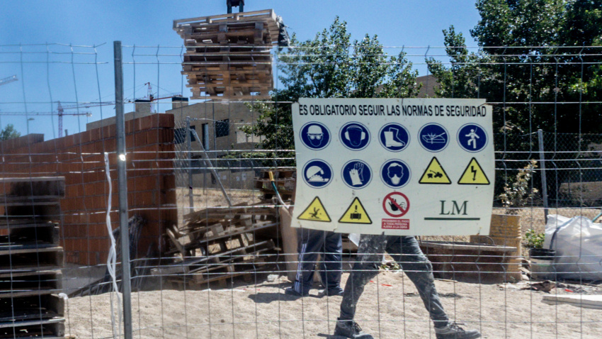 Dos obreros trabajan en la construcción de una vivienda nueva en Madrid