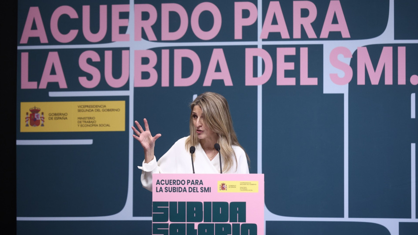 La vicepresidenta segunda y ministra de Trabajo y Economía Social, Yolanda Díaz, interviene durante el acto de la firma del acuerdo para la subida del salario mínimo interprofesional (SMI) para 2026, en la sede del Ministerio de Trabajo y Economía Social, a 16 de febrero de 2026, en Madrid (España). El Gobierno y las organizaciones sindicales formalizan la subida del salario mínimo interprofesional (SMI) para 2026, que se sitúa en 1.221 euros mensuales en catorce pagas, tras un incremento del 3,1%. La nueva cuantía supone 37 euros más al mes y 518 euros adicionales al año respecto al SMI vigente en 2025 y beneficiará a unos 2,5 millones de trabajadores.Eduardo Parra / Europa Press16/2/2026