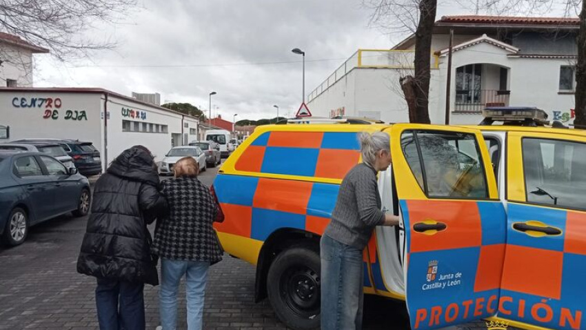 Imagen del desalojo de los residentes de un centro de mayores en Aldeamayor Golf (Valladolid)