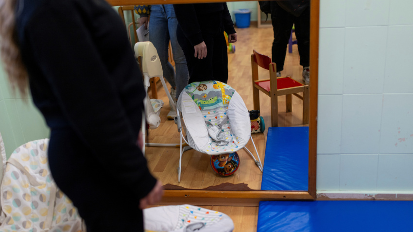 Una mujer en el pabellón de madres, en la cárcel de Wad-Ras en la que nació Karim, en Barcelona