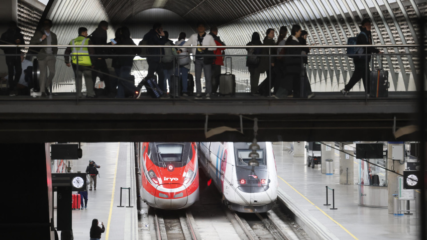 Varios pasajeros en los andenes del AVE en la estación de Santa Justa en Sevilla