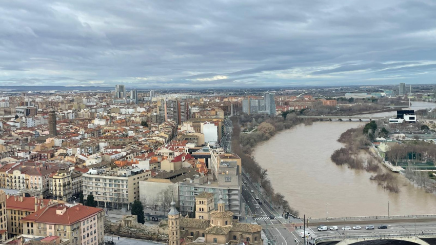 Imagen de la crecida del Ebro a su paso por la ciudad de Zaragoza.