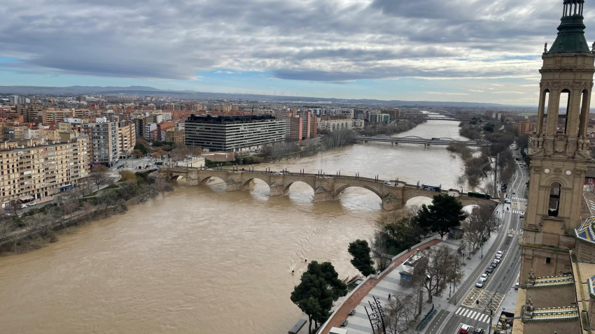 Imagen de la crecida del Ebro a su paso por la ciudad de Zaragoza.