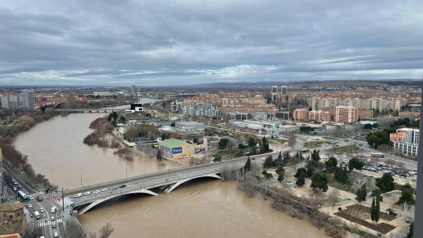 Imagen de la crecida del Ebro a su paso por la ciudad de Zaragoza.