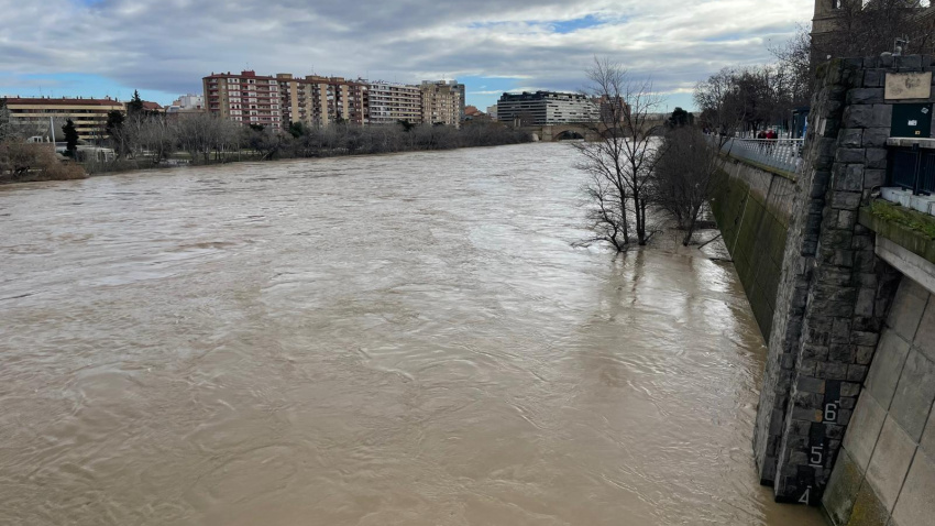 Imagen de la crecida del Ebro a su paso por la ciudad de Zaragoza.