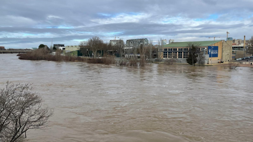 Imagen de la crecida del Ebro a su paso por la ciudad de Zaragoza.