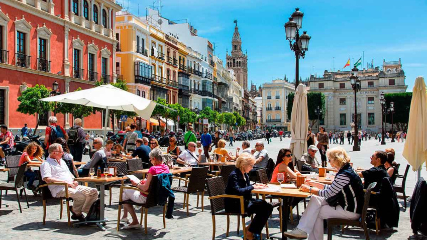 Turistas tapeando en Sevilla